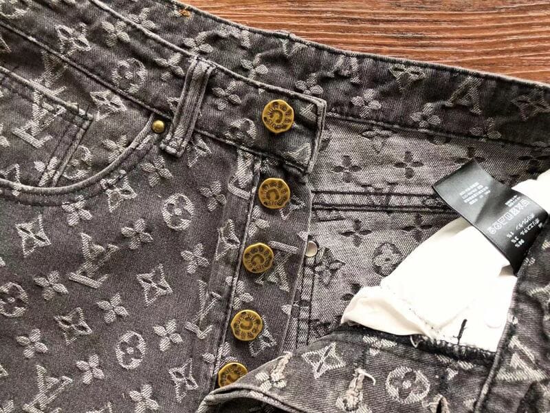 Calça Louis Vuitton Distressed Monogram Jeans