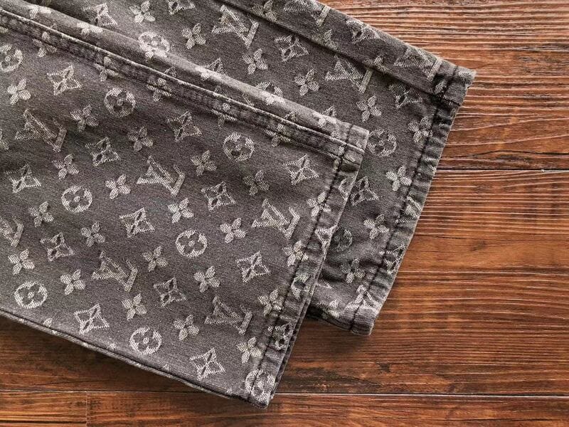 Calça Louis Vuitton Distressed Monogram Jeans