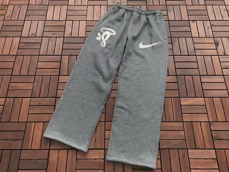 Calça Syna World x Nike Solo Swoosh Fleece Grey